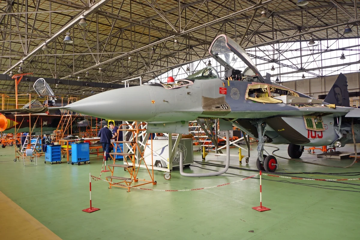 Винищувач МіГ-29 у польському ангарі під час модернізації для України