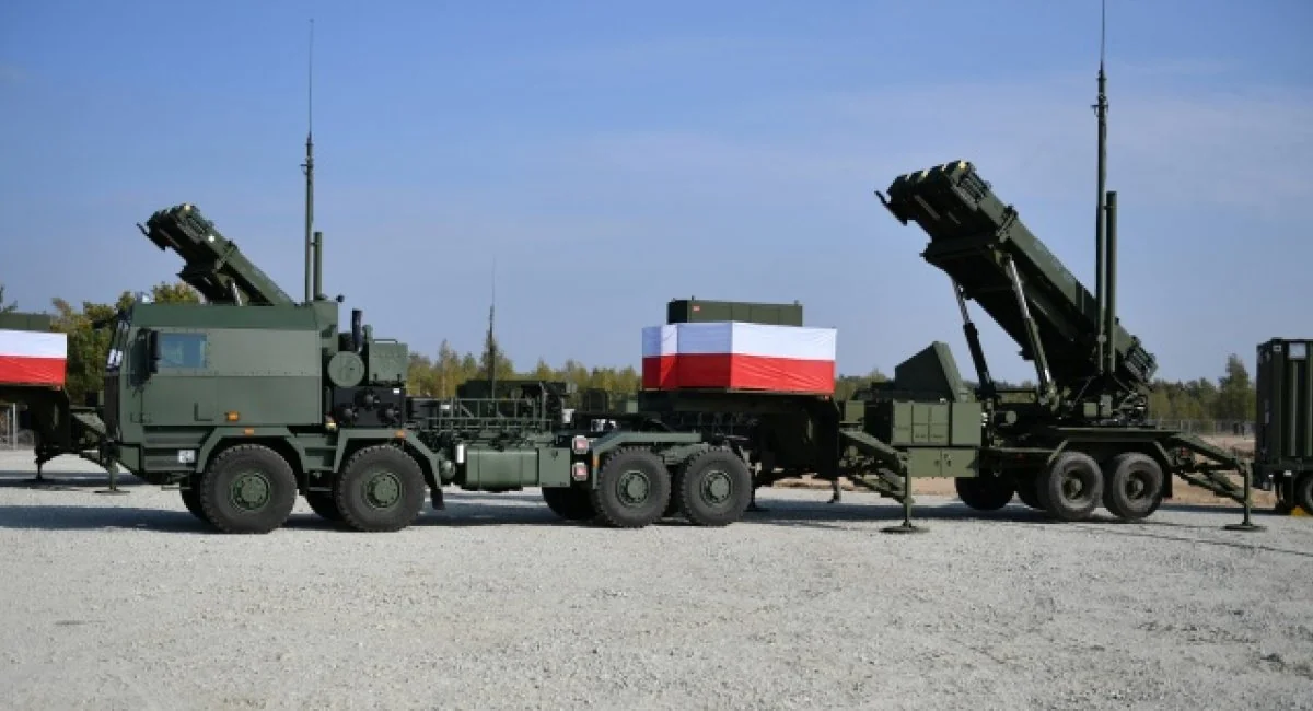Польські пускові установки Patriot на військовому майданчику з прапором