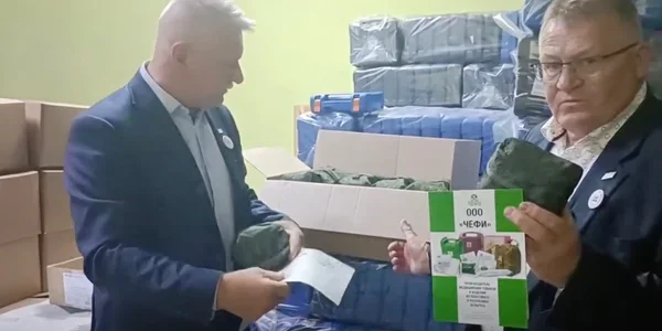 Кшиштоф Толвінський передає медичні аптечки російським військовим у Білорусі