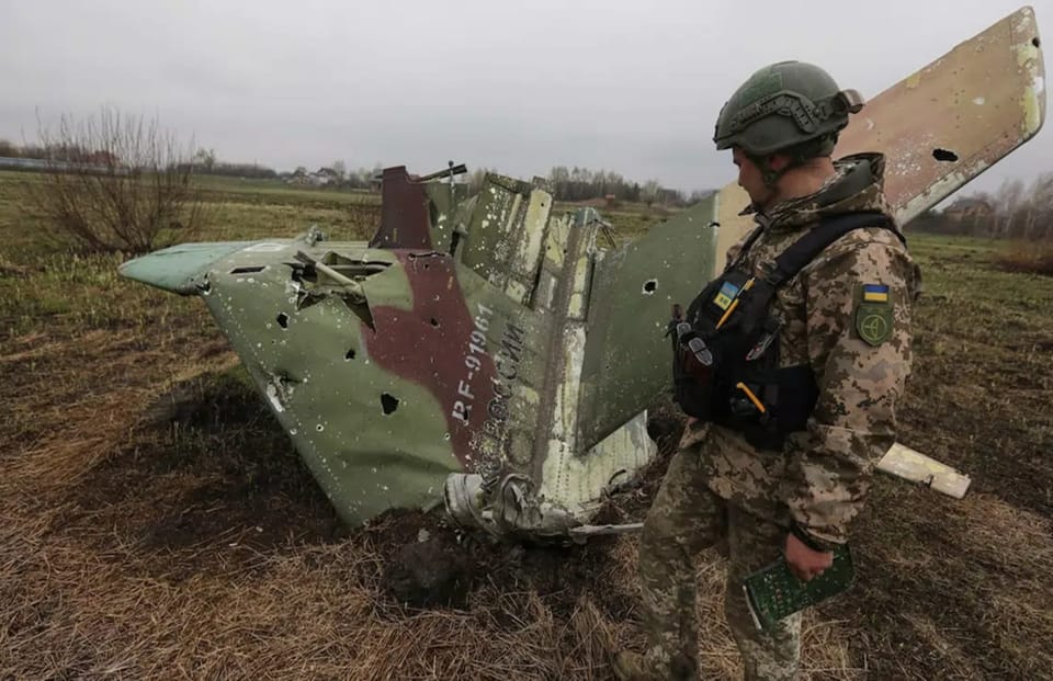 Український військовий біля уламків збитого російського літака RF-91911