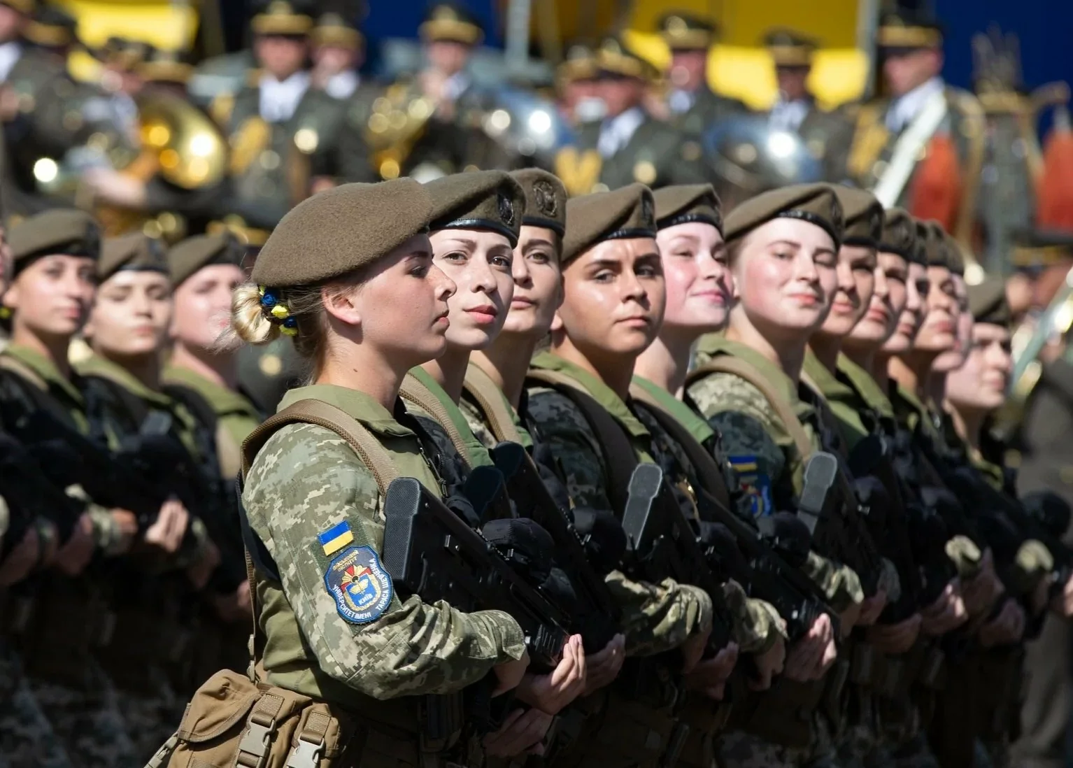 Жінки-військовослужбовці ЗСУ на параді з військовим оркестром