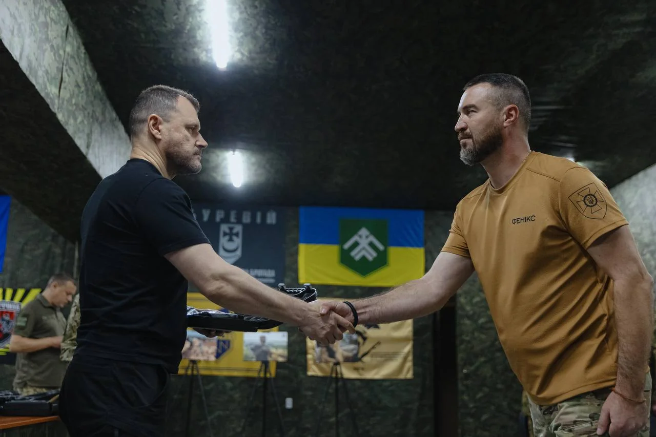 Редіс тисне руку Ігорю Клименку під час зустрічі в підрозділі Азов