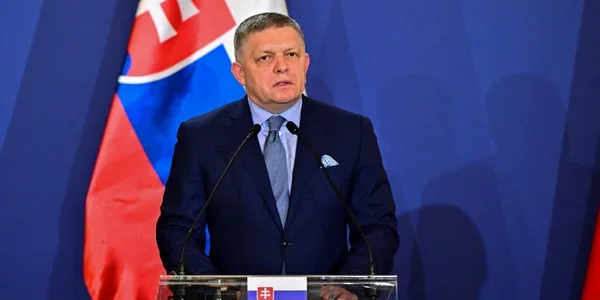 Роберт Фіцо на трибуні під час референдуму щодо його пенсії у Словаччині