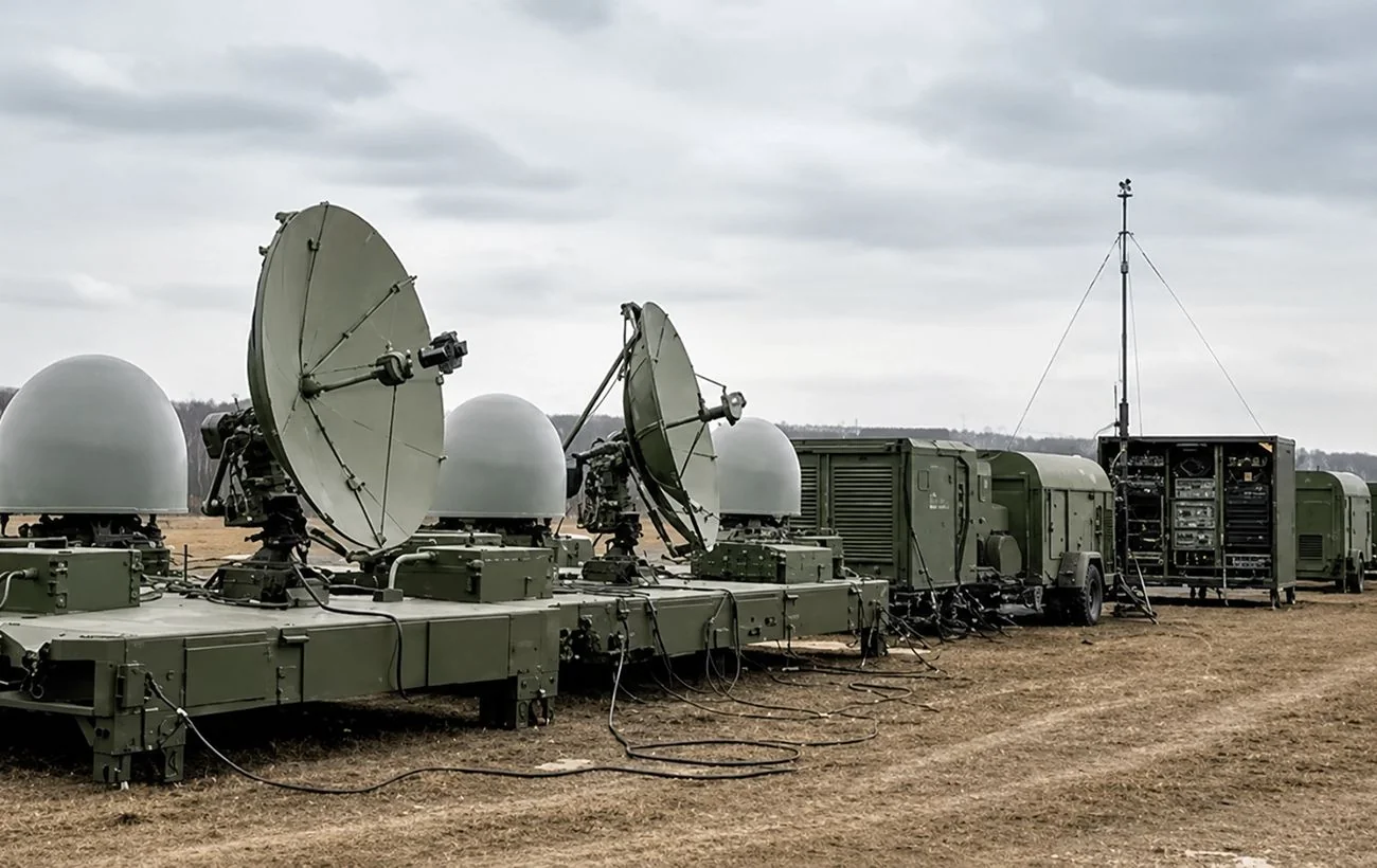 Російські мобільні комплекси РЕБ з антенами для глушіння Starlink проти дронів ЗСУ