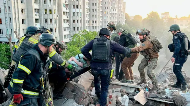 Рятувальники евакуюють пораненого з руїн після удару по Запоріжжю