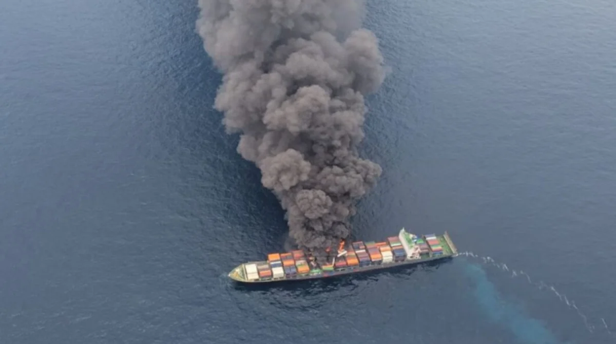Торговельне судно в Чорному морі з чорним димом після атаки Росії