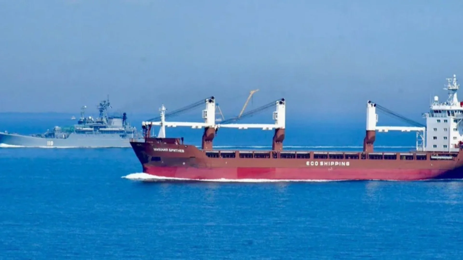 Вантажне судно в Азовському морі поряд із військовим кораблем РФ