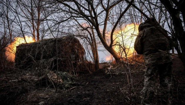 Військовий ЗСУ на позиції під час штурму росіян біля Гришиного