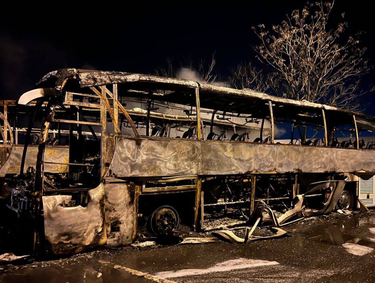 Згорілий автобус після російського удару по автопідприємству в Одесі
