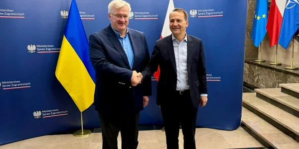 Радослав Сікорський тисне руку українському дипломату щодо допомоги Україні