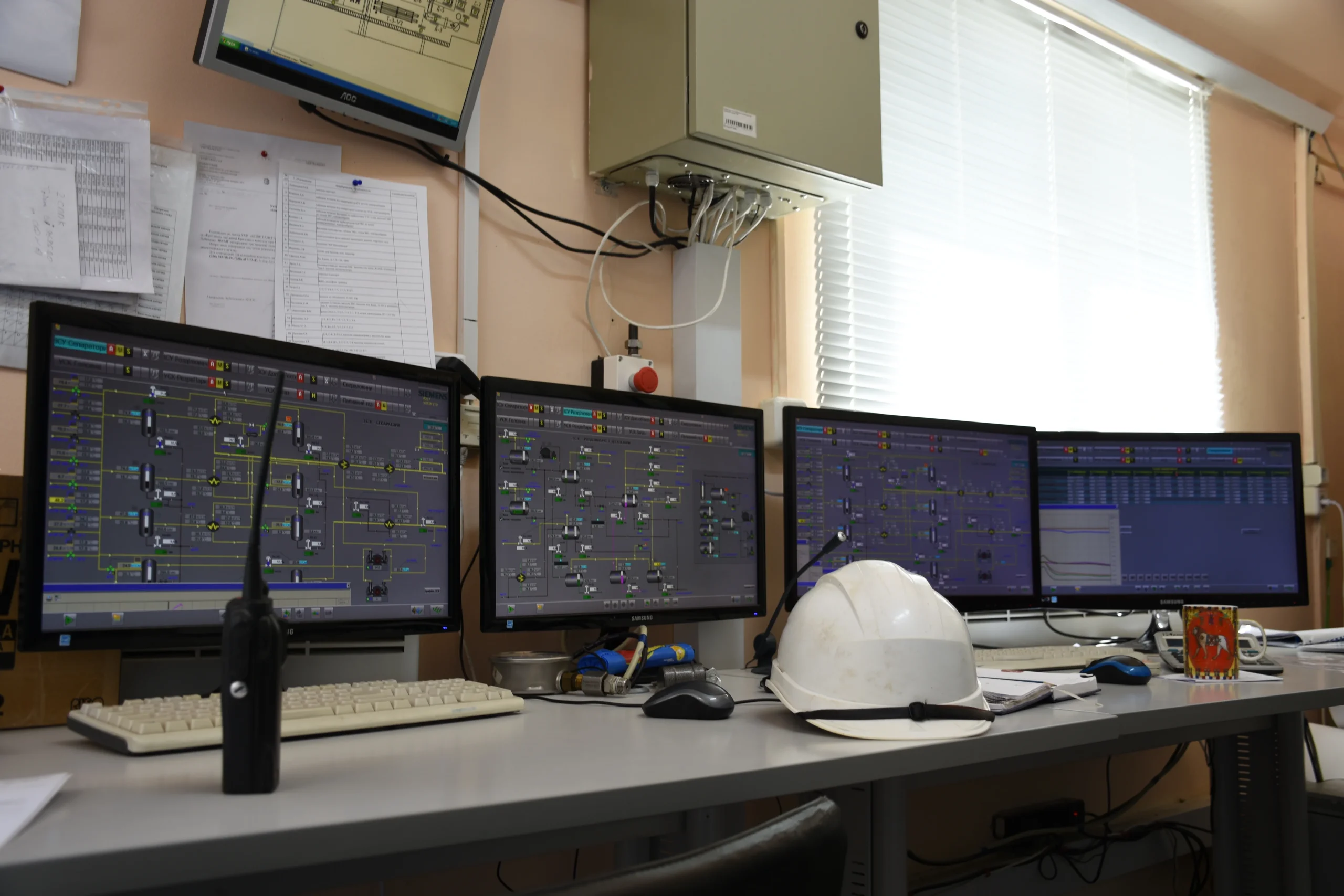 Диспетчерська Smart Energy з моніторами контролю газовидобутку та захисною каскою