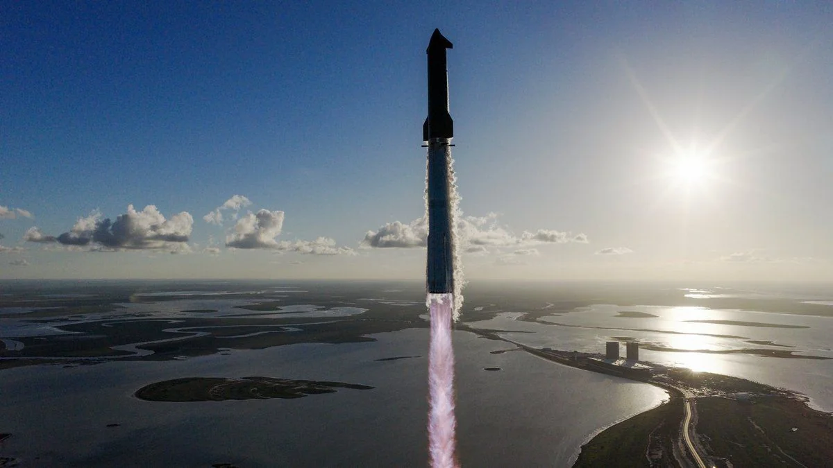 Ракета Starship SpaceX з Super Heavy під час тестового запуску над узбережжям