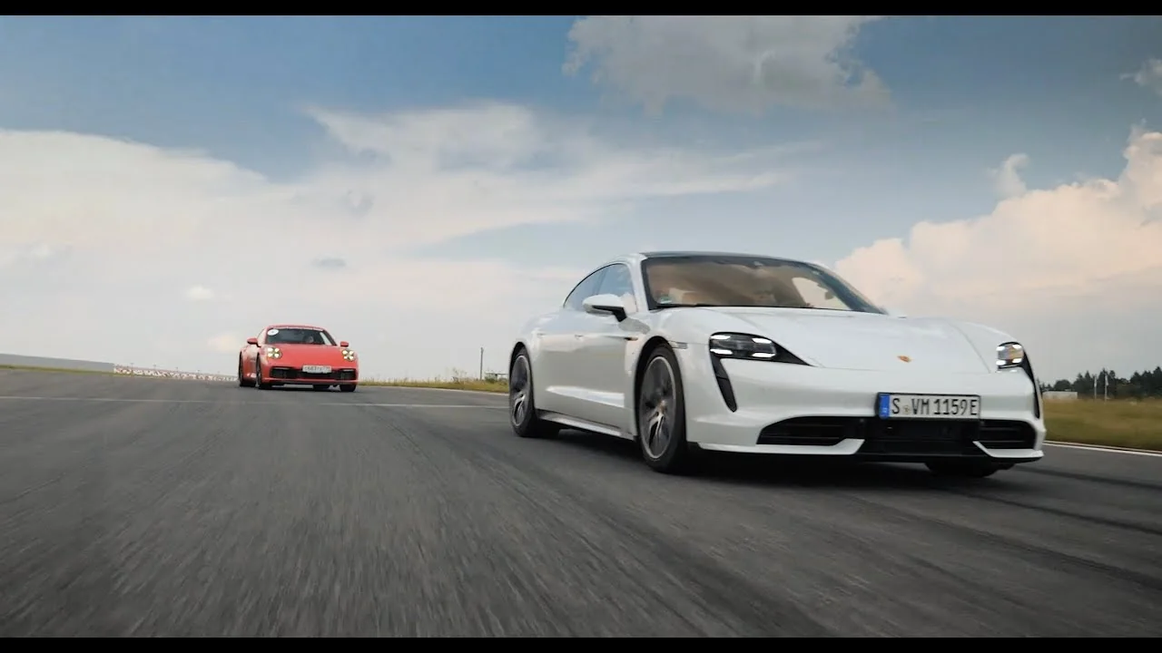 Porsche 911 та Taycan змагаються на швидкісній трасі