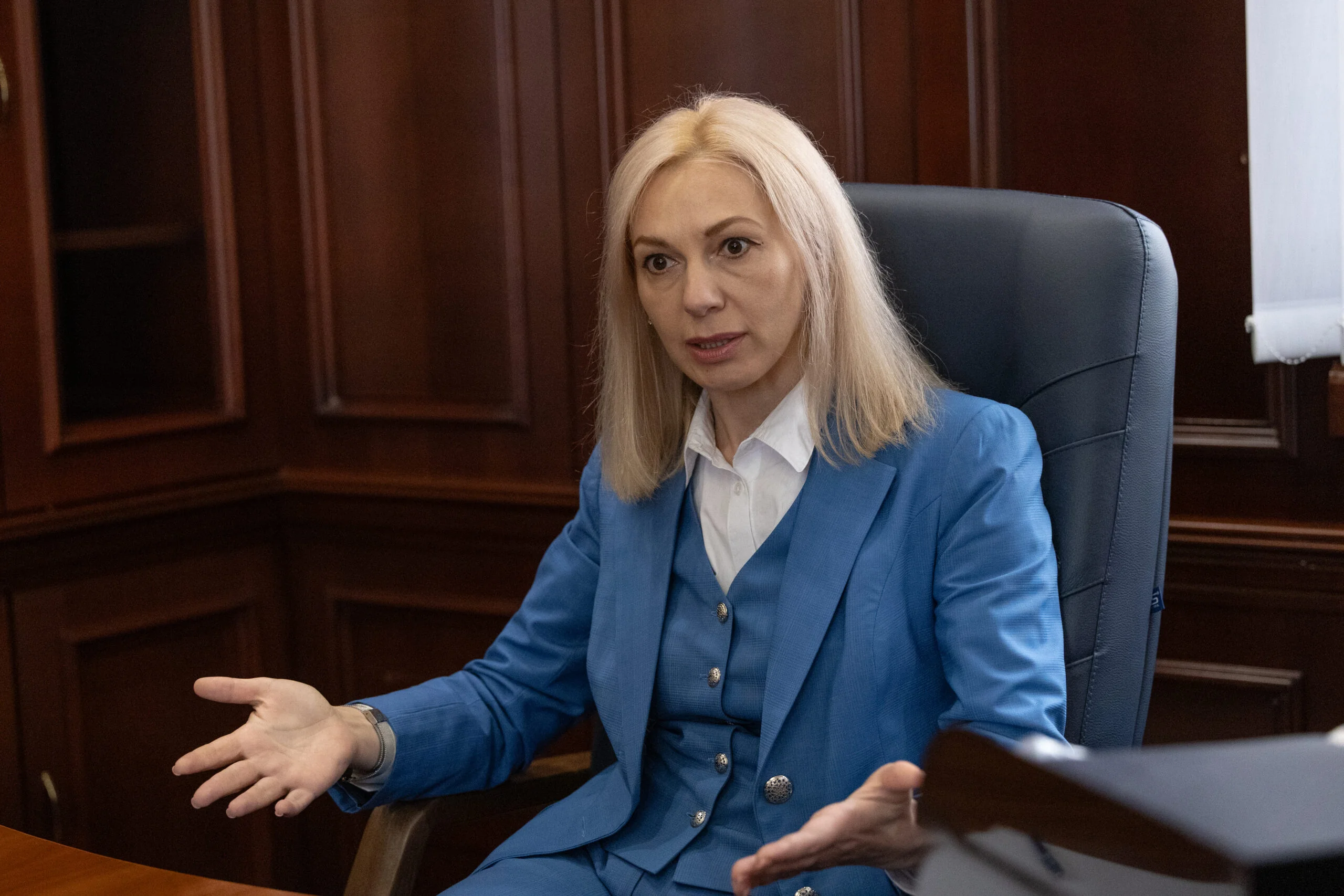 Помічниця судді Олега Федорова в кабінеті Вищого антикорупційного суду