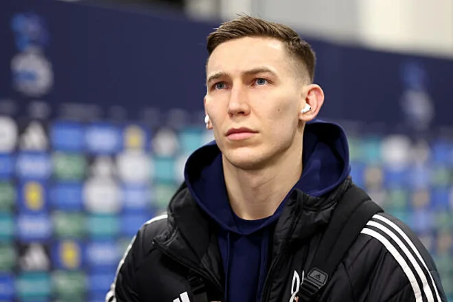 Олександр Сухов у чорній куртці Adidas на тлі трибун