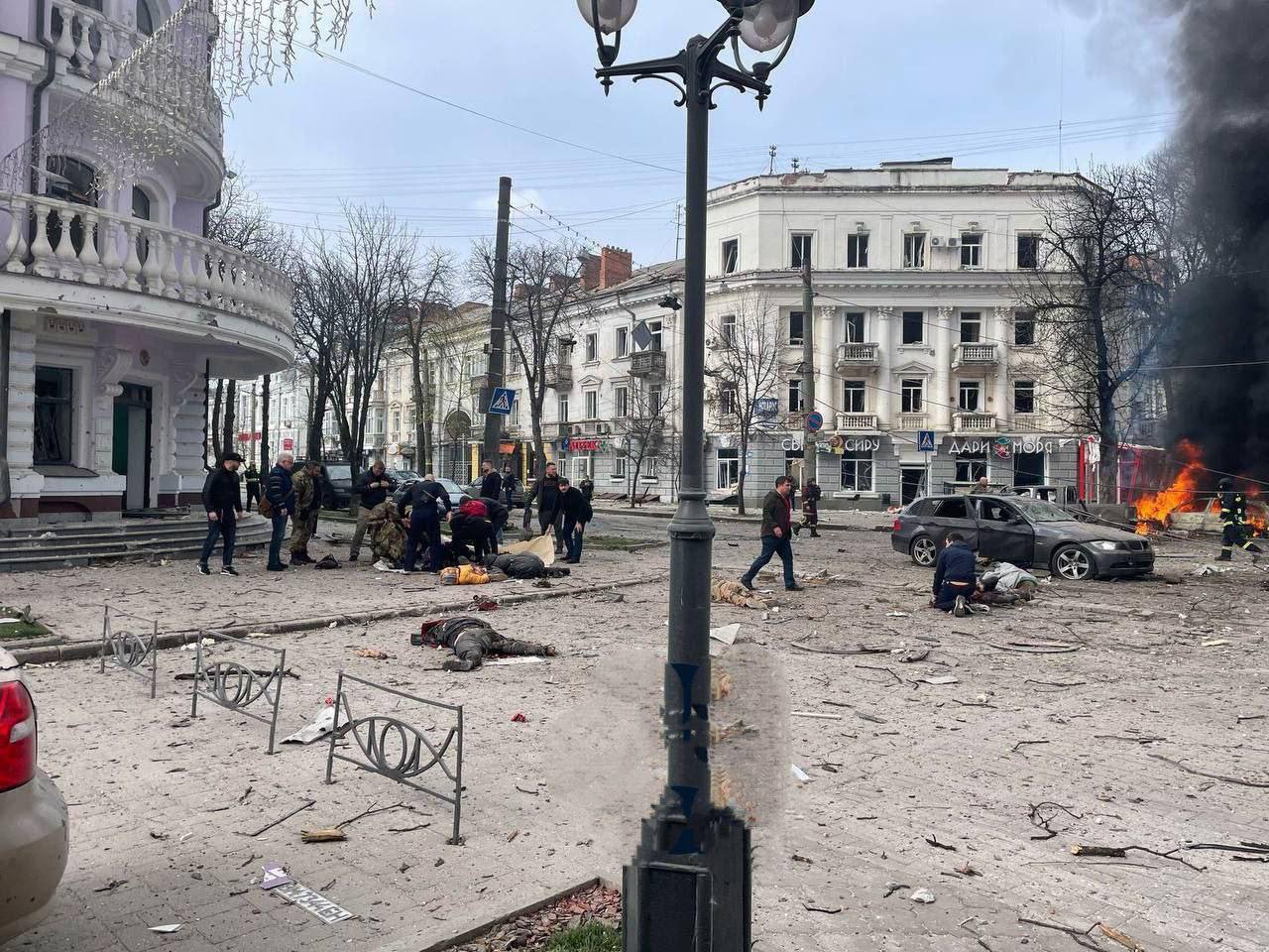 Наслідки удару КАБів у Сумах: тіло загиблого та палаючий автомобіль на вулиці