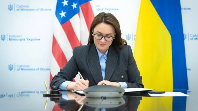 Юлія Свириденко підписує документи на посаді премєр-міністра України