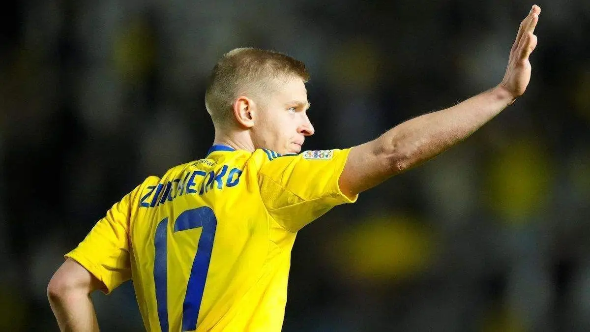 Олександр Зінченко в формі збірної України номер 17 махає рукою