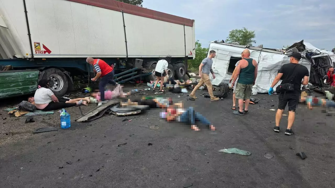 Місце смертельної ДТП на Миколаївщині з перевернутим мікроавтобусом та загиблими