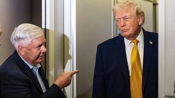 Дональд Трамп розмовляє з сенатором Ліндсі Гремом про Україну