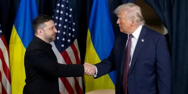 Володимир Зеленський і Дональд Трамп тиснуть руки на саміті НАТО