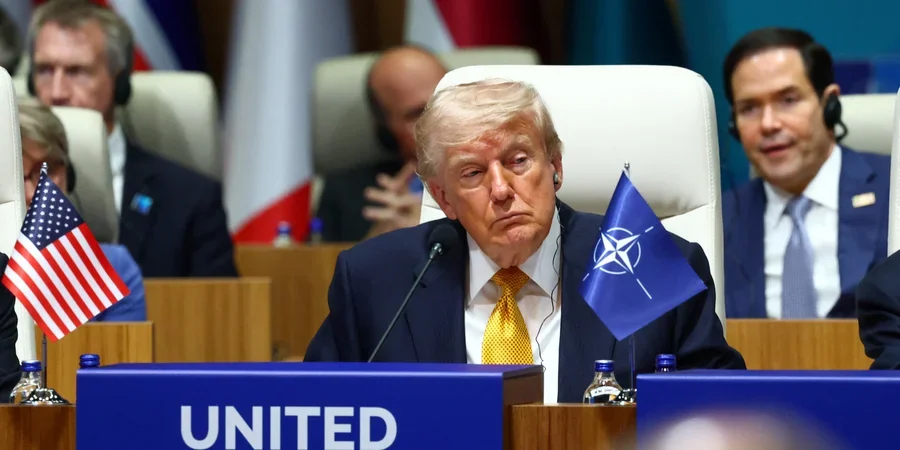 Дональд Трамп за столом делегації США на саміті НАТО