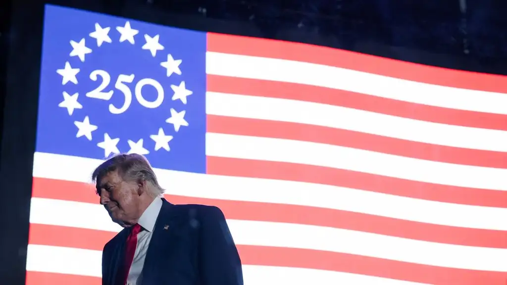 Дональд Трамп на тлі прапора США з нагоди 250-річчя незалежності