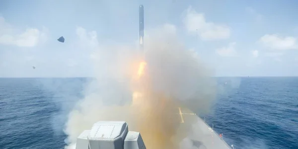 Запуск ракети з корабля США під час ударів по Ірану в Ормузькій протоці