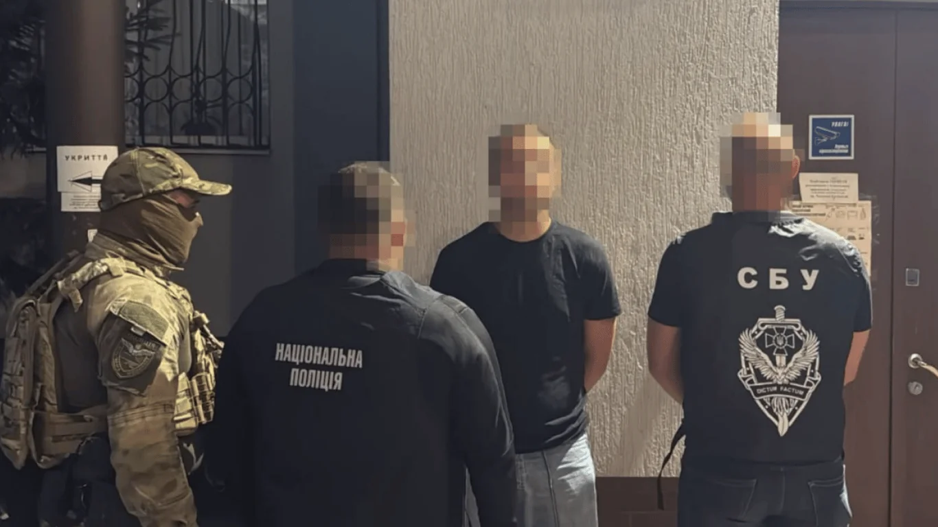 Співробітники СБУ та поліції з підозрюваними у нападі на ТЦК у Львові