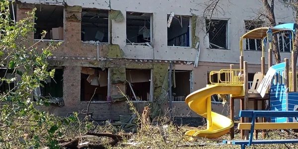 Зруйнована будівля в Сумах після удару КАБами біля дитячого майданчика
