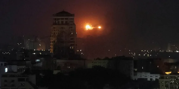 Спалахи ППО в небі Києва під час повітряної тривоги через балістику