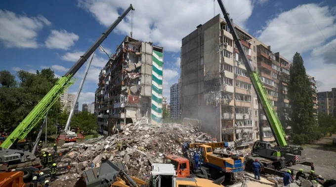 Рятувальники розбирають завали зруйнованих будинків у Києві після атаки РФ