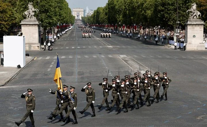 Українські військові з прапором на параді в Парижі біля Тріумфальної арки