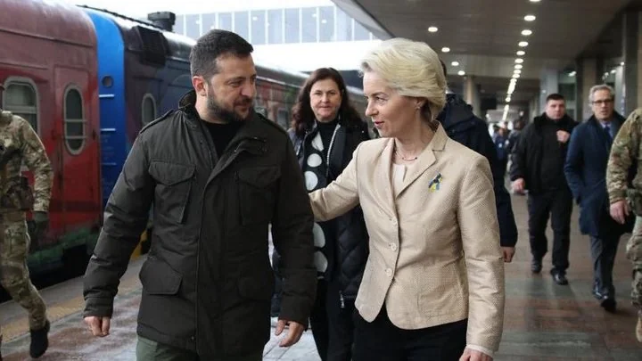Урсула фон дер Ляйен и лидеры Европы прибыли в Киев Урсула фон дер Ляйен и Владимир Зеленский на вокзале в Киеве