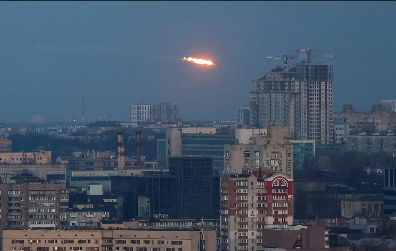 Ракета в небі над Одесою під час ранкової атаки Росією