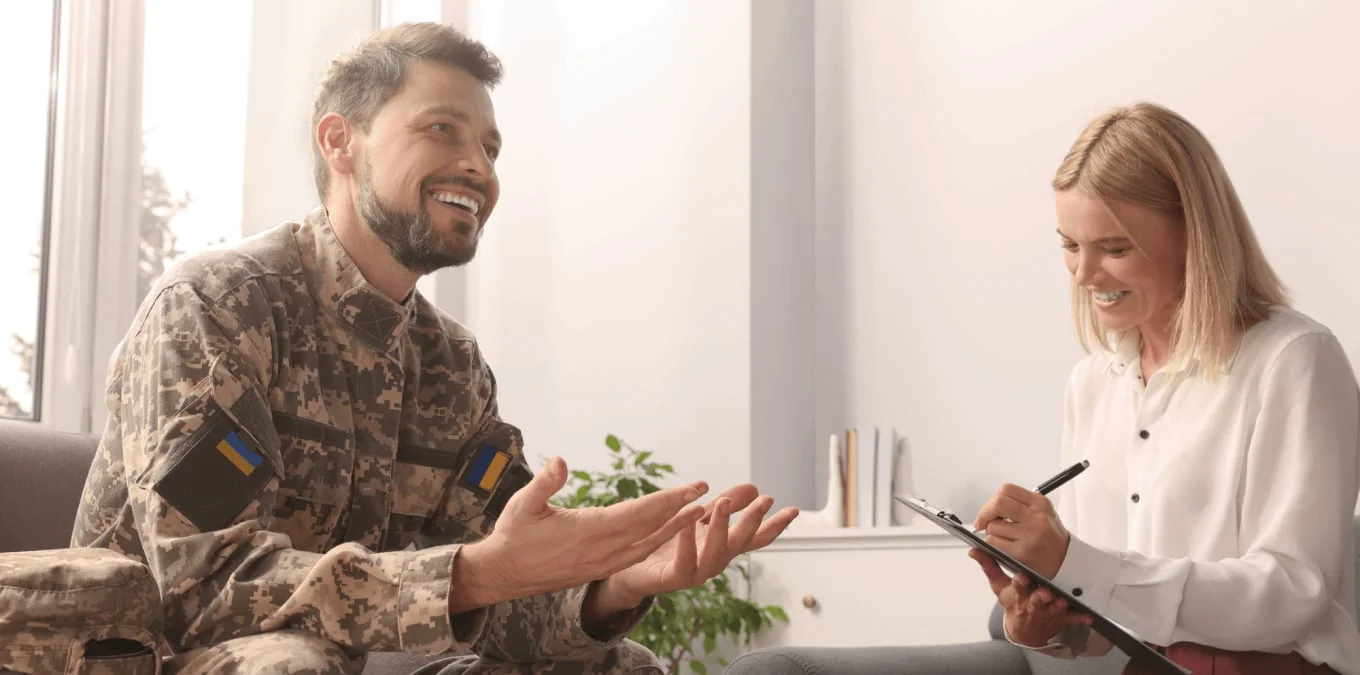 Ветеран ЗСУ на співбесіді обговорює роботу в оборонній індустрії