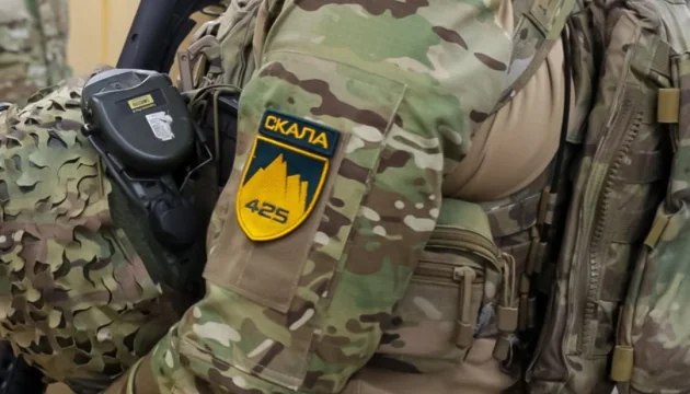 Нашивка полку «Скеля 425» на камуфляжній формі військового