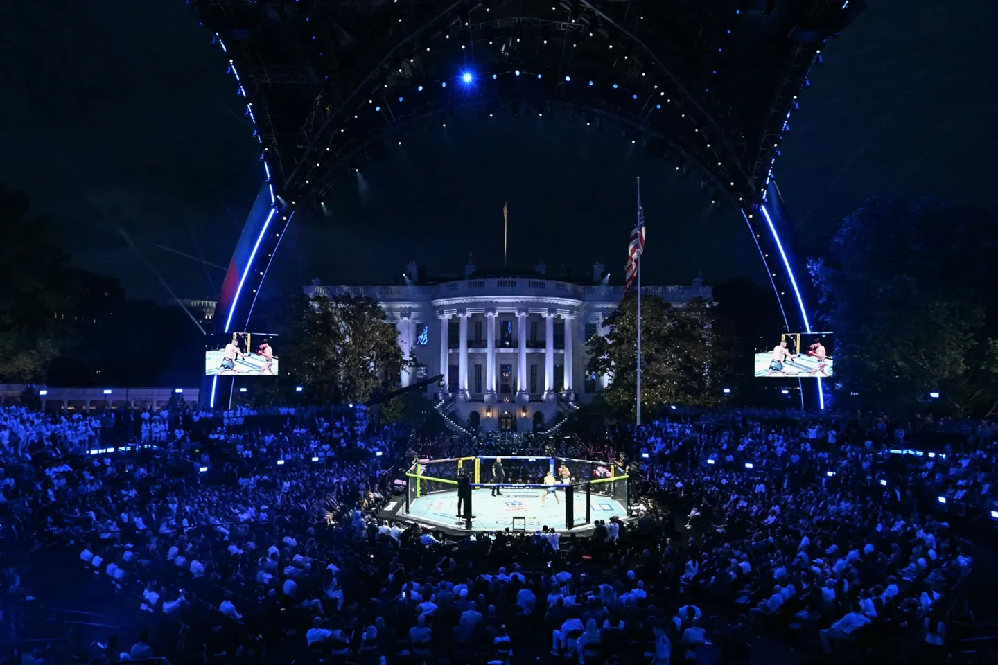 Восемь мужчин под подозрением в планировании атаки на UFC в Белом доме Октогон UFC перед Белым домом с толпой зрителей ночью