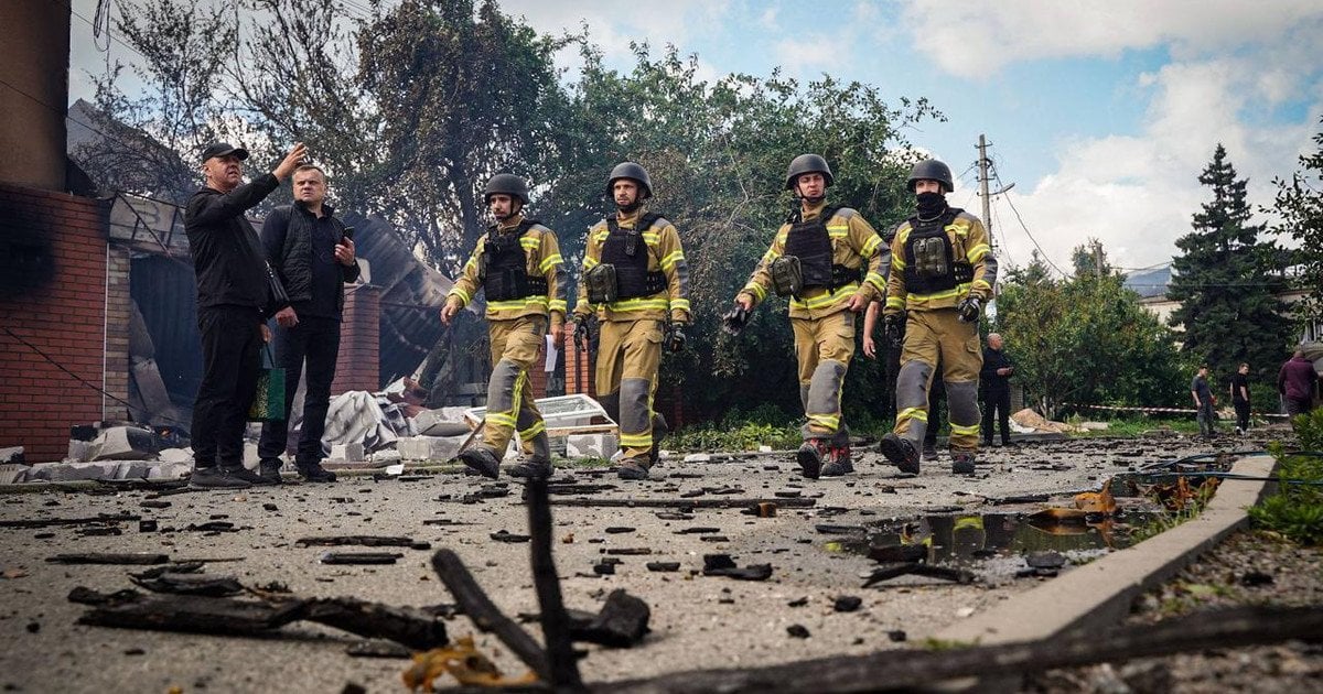 Рятувальники обстежують місце руйнувань після удару РФ у Вишневому
