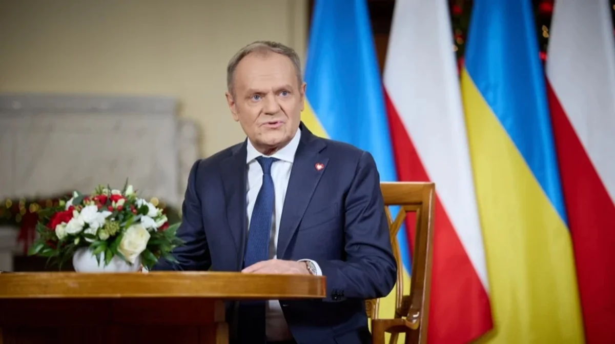Дональд Туск виступає щодо підтримки України на тлі прапорів Польщі та України