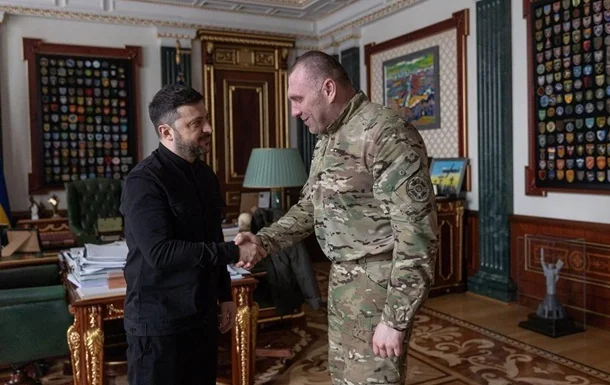 Зеленський і генерал Хмара тиснуть руки щодо обов’язків міністра оборони