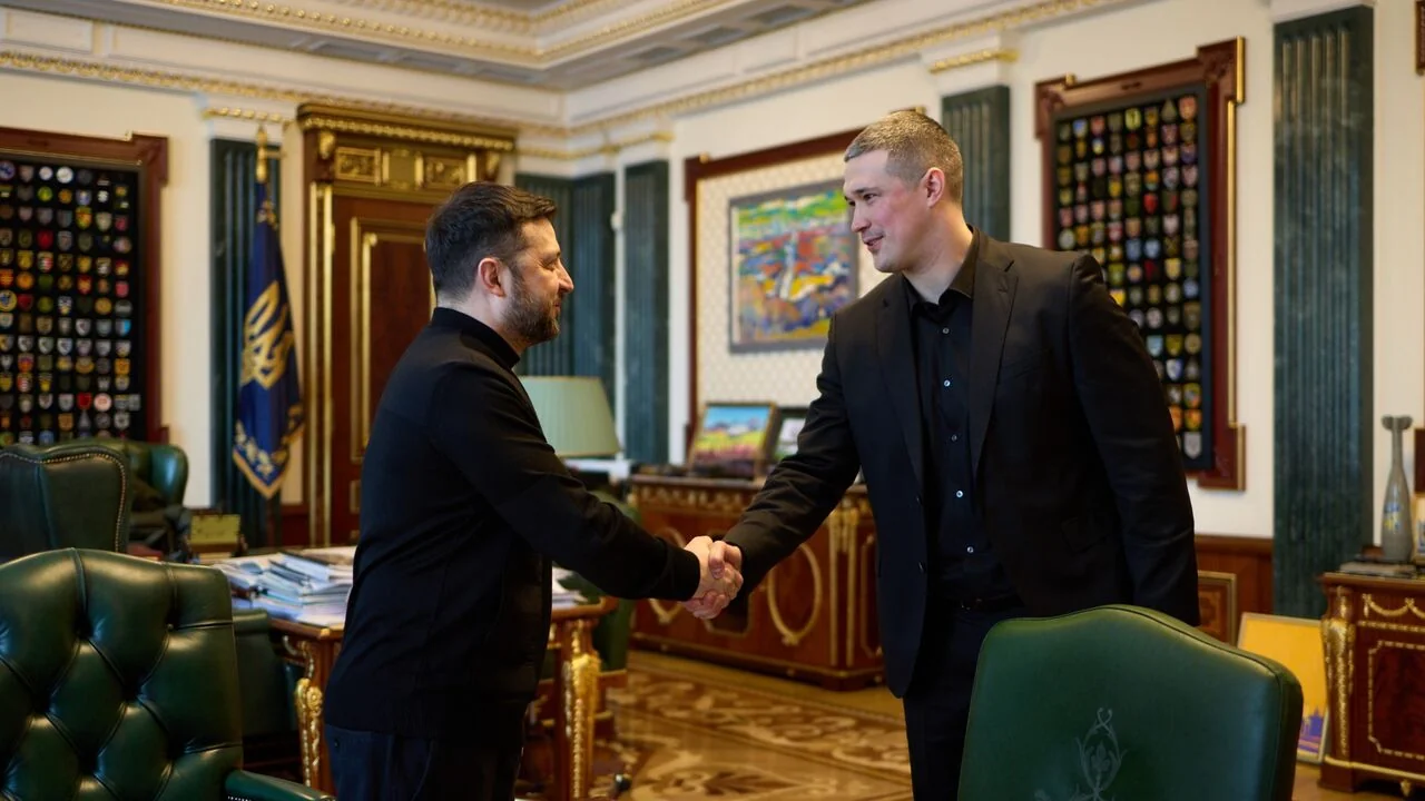 Зеленський і Федоров тиснуть руки під час зустрічі в кабінеті
