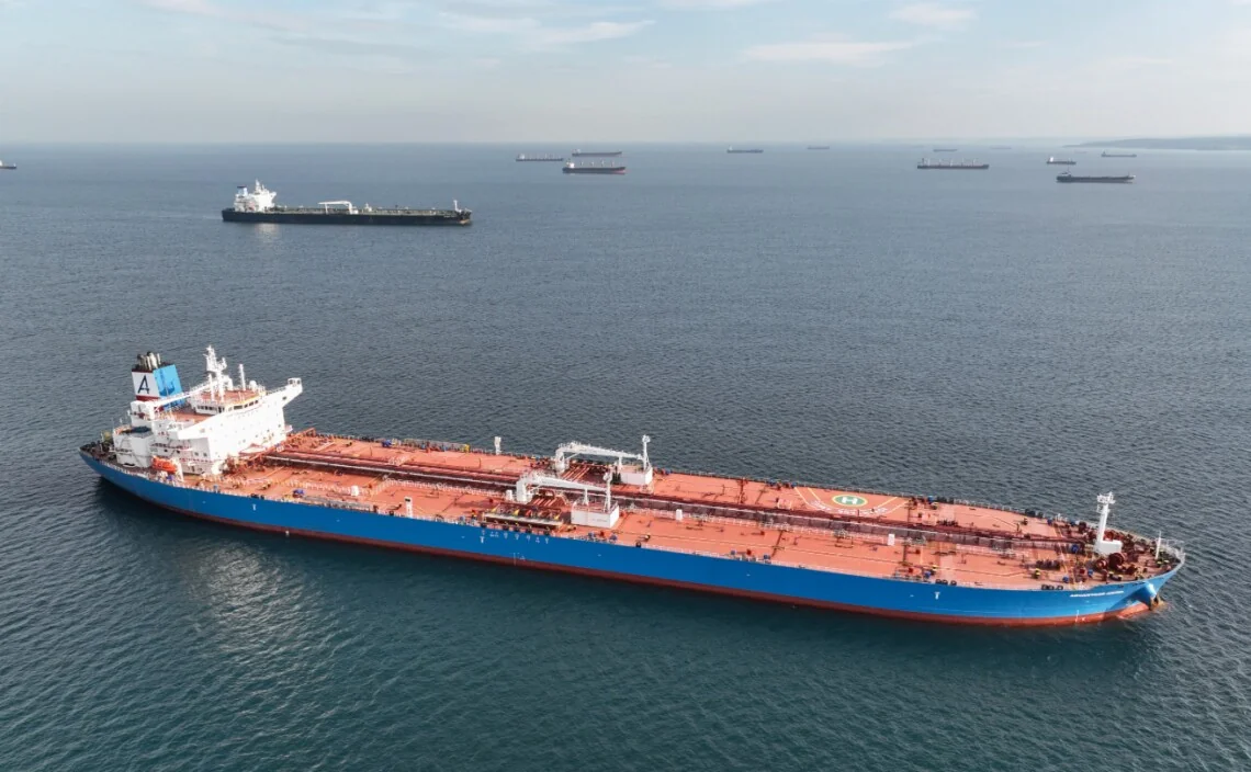 Танкери тіньового флоту Росії скупчені в Чорному морі для перевалки