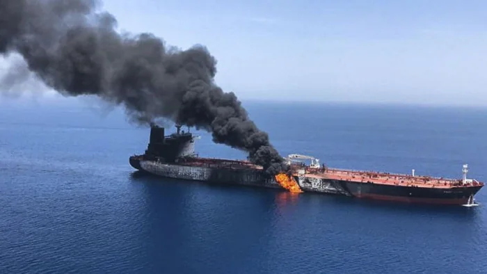 Палаючий танкер тіньового флоту РФ в Азовському морі після удару ЗСУ